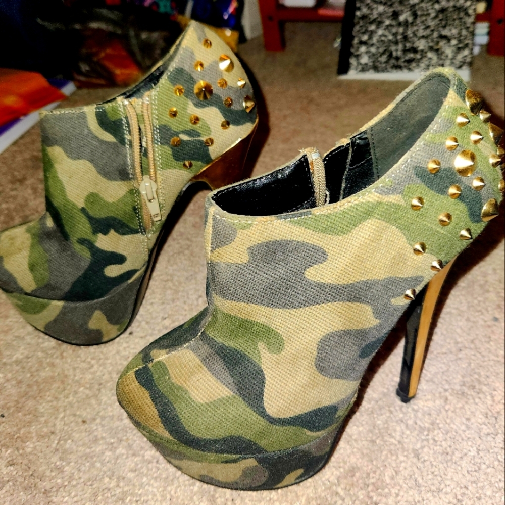 Shoe dazzle women's size 5 camouflage high heeled shoes with gold accents